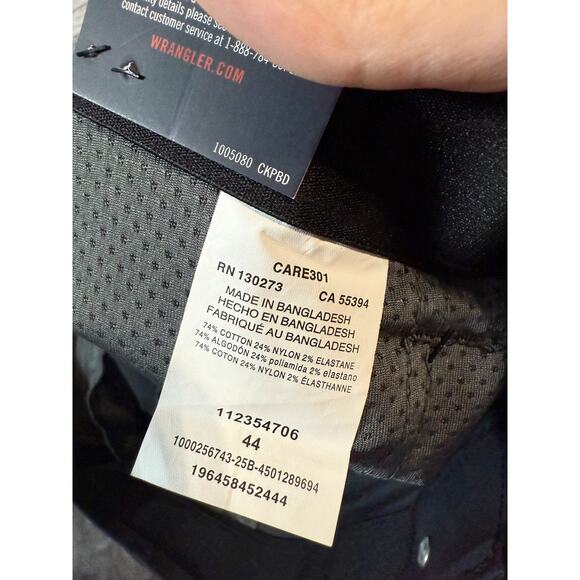 NWT Wrangler ATG All Terrain Gear Performance Shorts Mens Dark Grey Size 44‎ - Picture 4 of 10